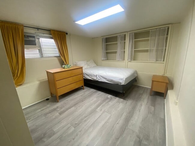 Building Photo - Frank