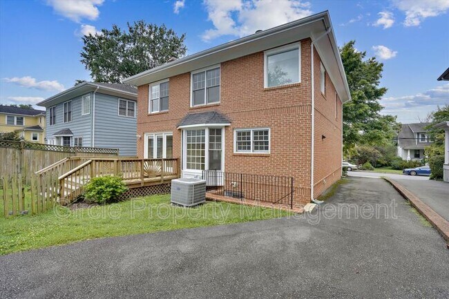 Building Photo - 1805 N Adams St