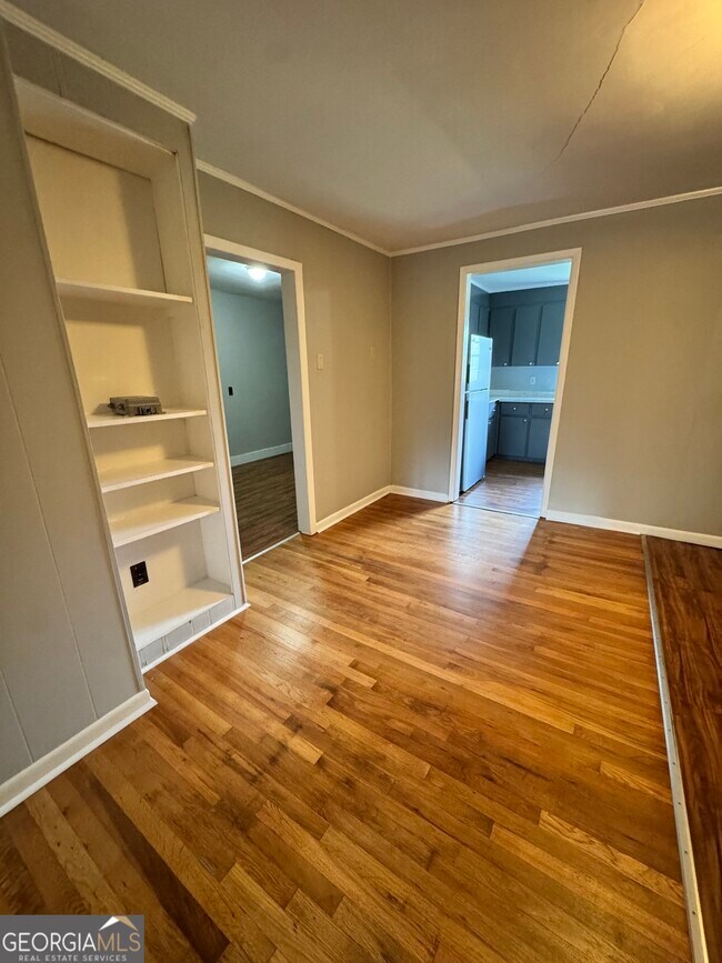 Building Photo - 201 Meadowdale Dr