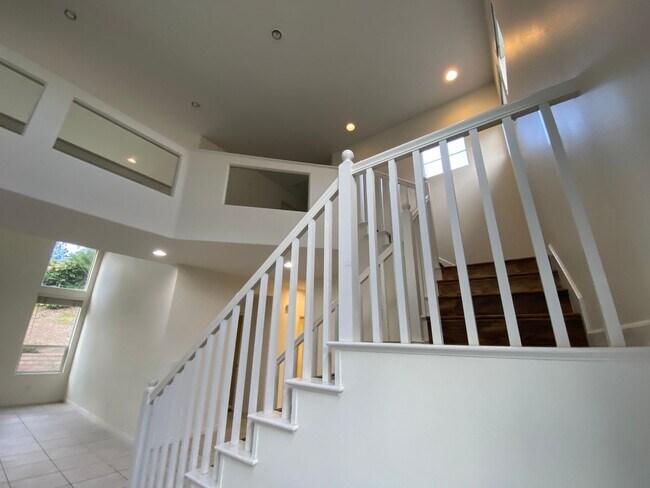 Building Photo - Desirable 5br3 car garage executive home b...