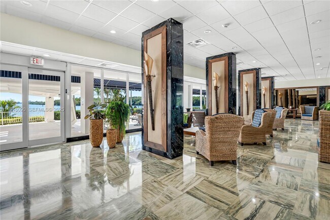 Building Photo - 500 Bayview Dr