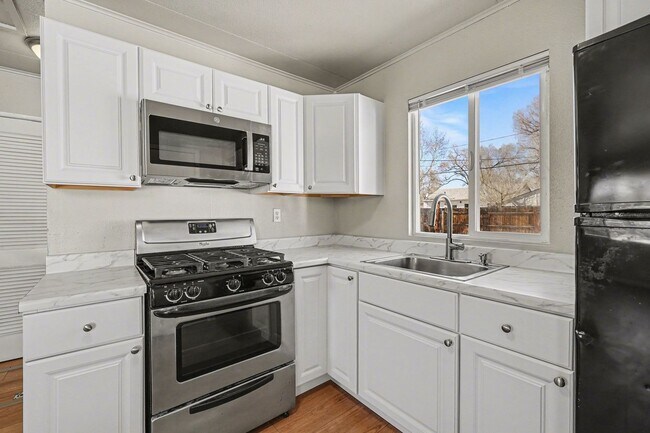 Building Photo - *2 Bedroom Detached Garage, Large Lot Updated and Clean**