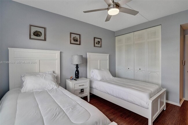 Building Photo - 400 N Riverside Dr