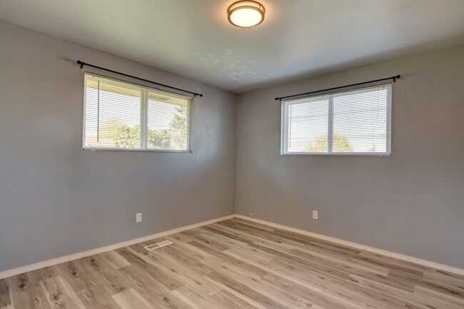 Building Photo - 3 Bedroom 2 Bath Single Story Home - Fenced Backyard