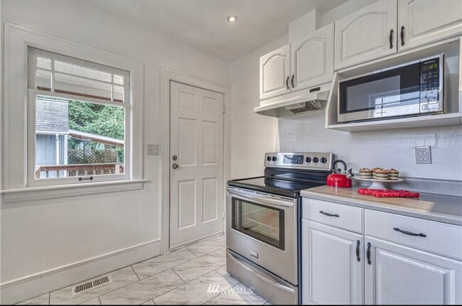 Building Photo - 1229 7th St