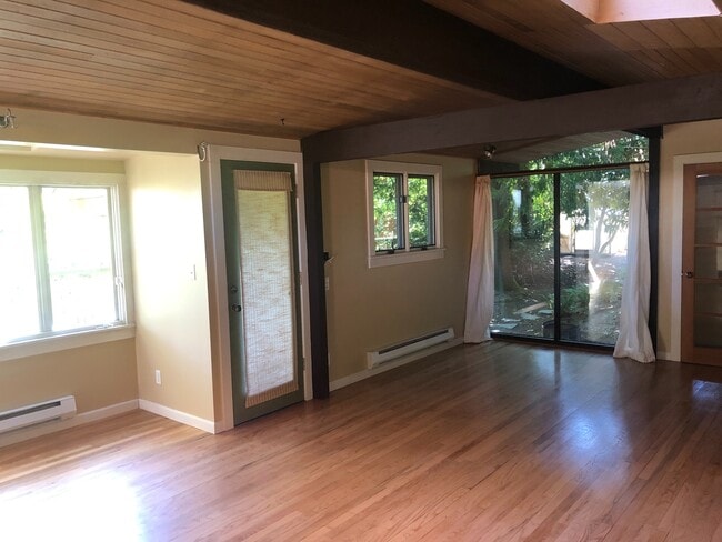 Building Photo - Maple Leaf, Two Bedroom, Woodsy Yard