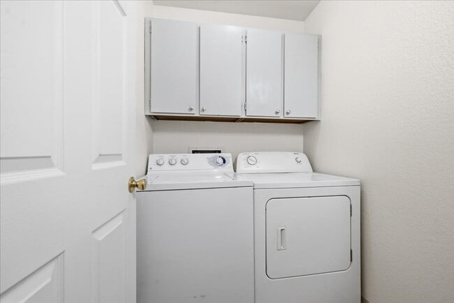 Building Photo - 900 N Wesglenn Cir