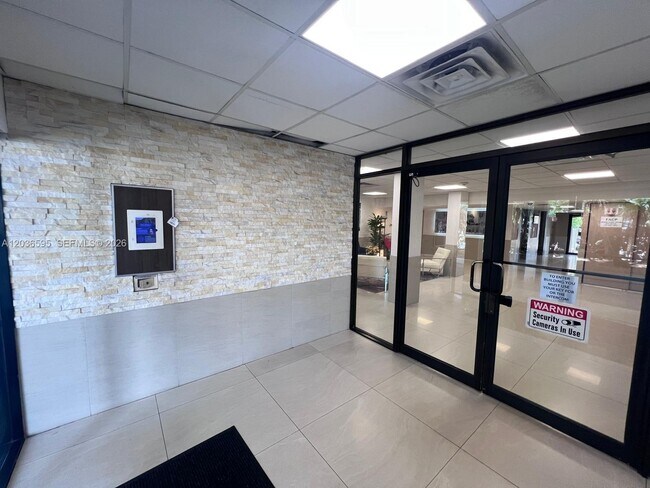 Building Photo - 4164 Inverrary Dr