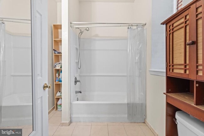 Building Photo - 614 Benson St