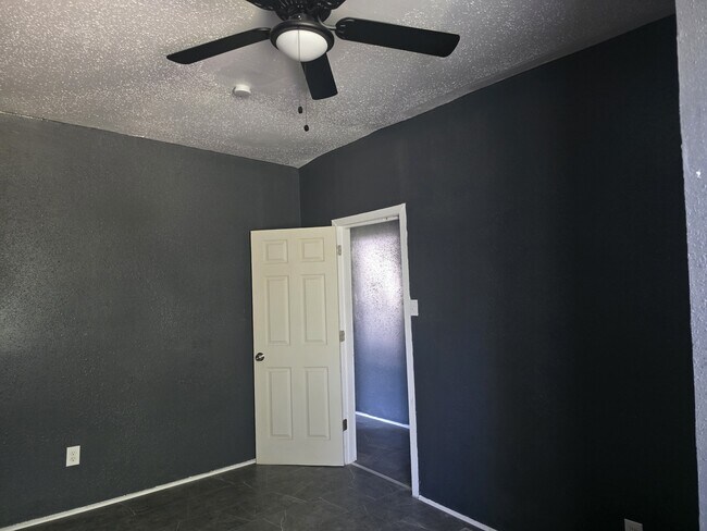 Building Photo - 5608 Wabada Ave