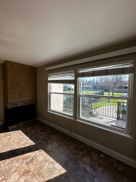 Building Photo - 3722 W Benjamin Holt Dr