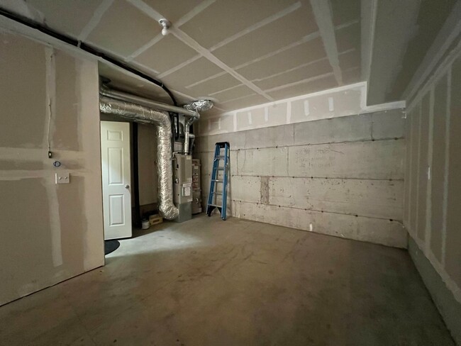 Building Photo - 2 Bed Townhouse with Two Master suites- Ne...