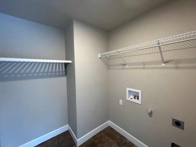 Building Photo - Beautiful 3 Bedroom / 2 Bathroom Home in S...