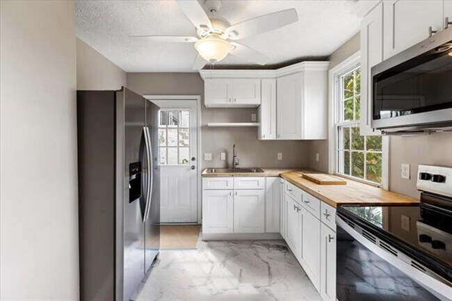 Building Photo - Radford, 3 BR / 2 BA, Available NOW