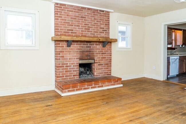 Building Photo - Spacious 2 bedroom 2 bath house