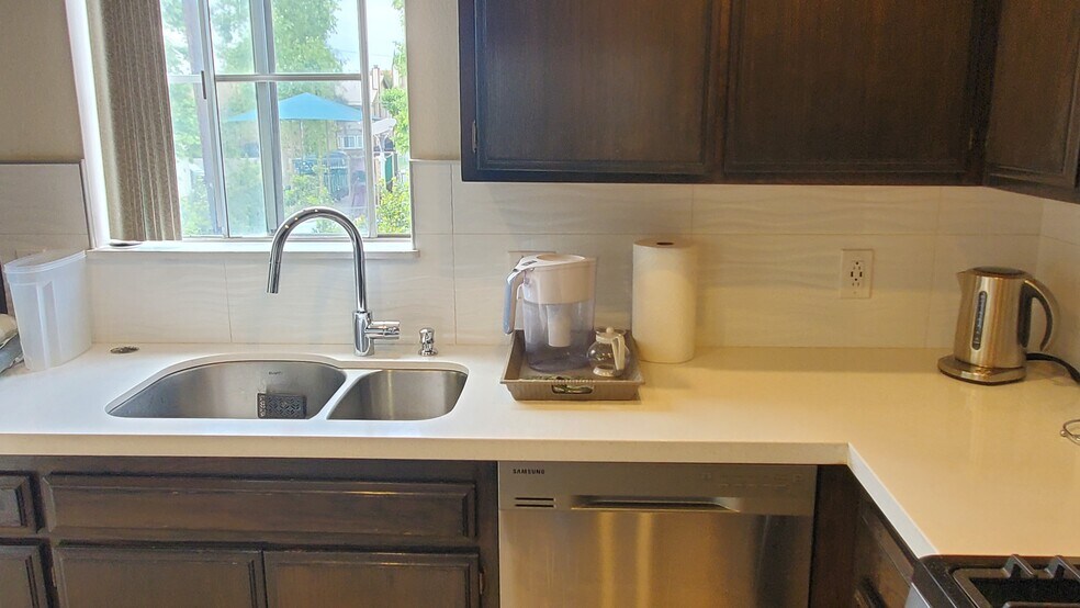 Building Photo - 8741 Darby Ave