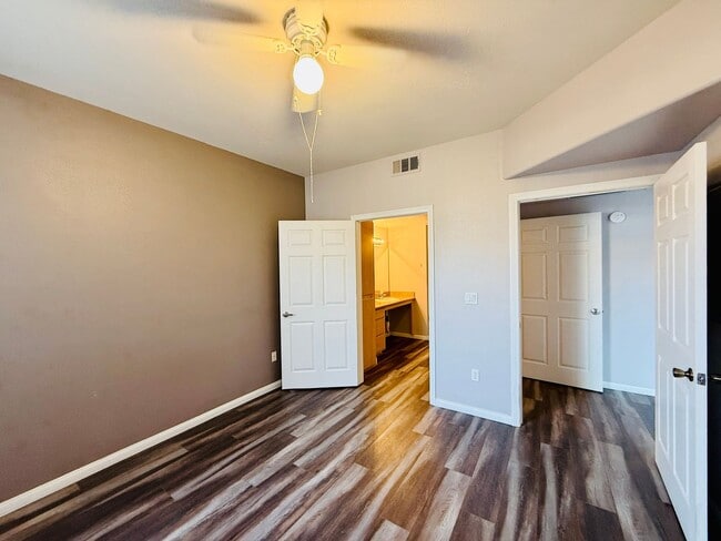 Building Photo - Beautiful, modern ground-floor 1 bed/1 bath condo in a gated SW community!