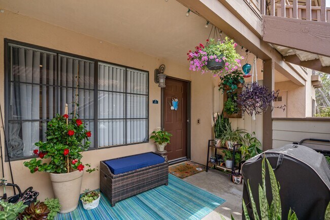 Building Photo - 2BR, 2BA UPGRADED CONDO DEL MAR! PET FRIEN...