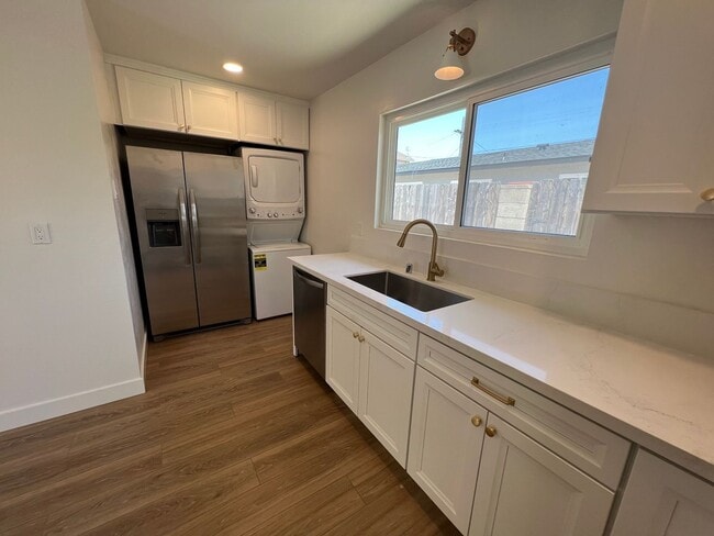Building Photo - **Expertly Updated 2BDRM/1BTH** SCHEDULE A...