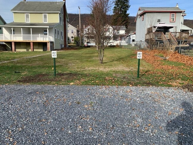 Building Photo - 425 Center St