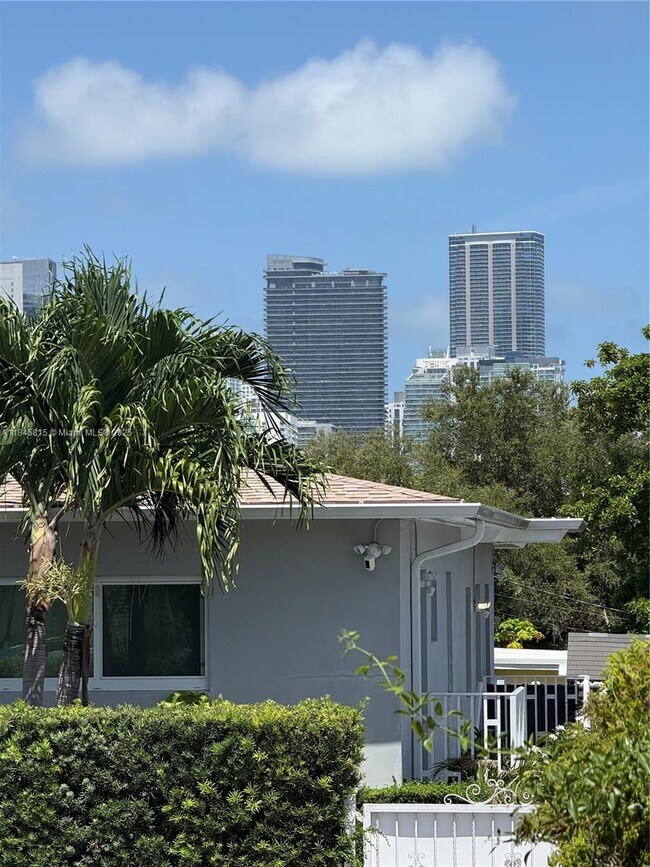 Building Photo - 1218 SW 11th Ave