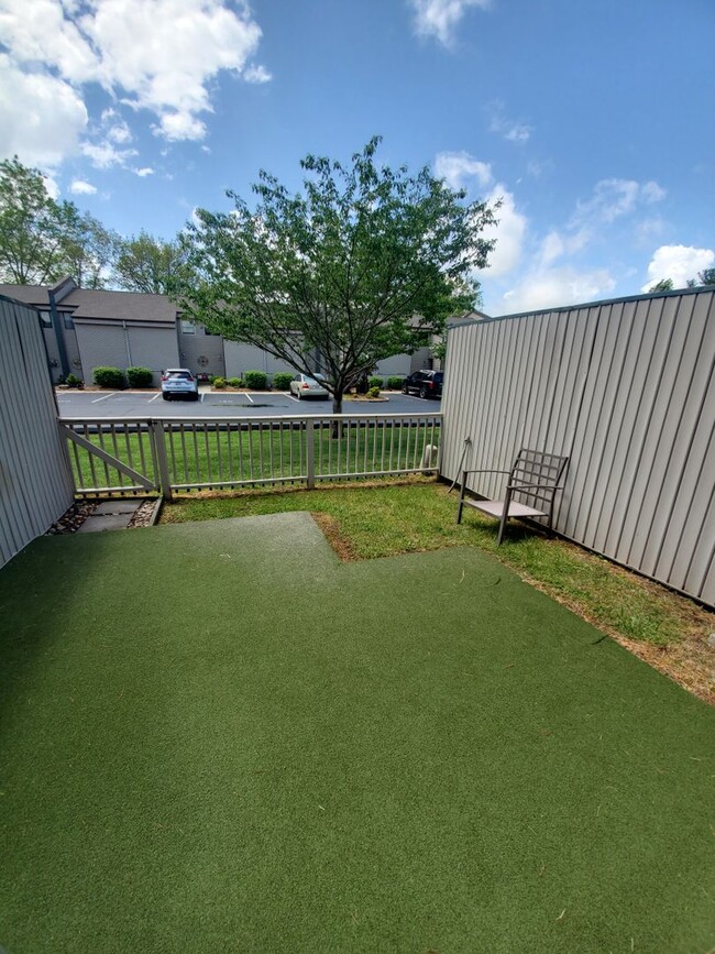 Building Photo - 2 bedroom / 2.5 bathroom *UNFURNISHED* con...
