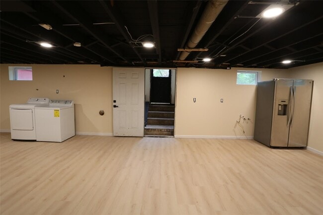Building Photo - 20 Pineview Rd