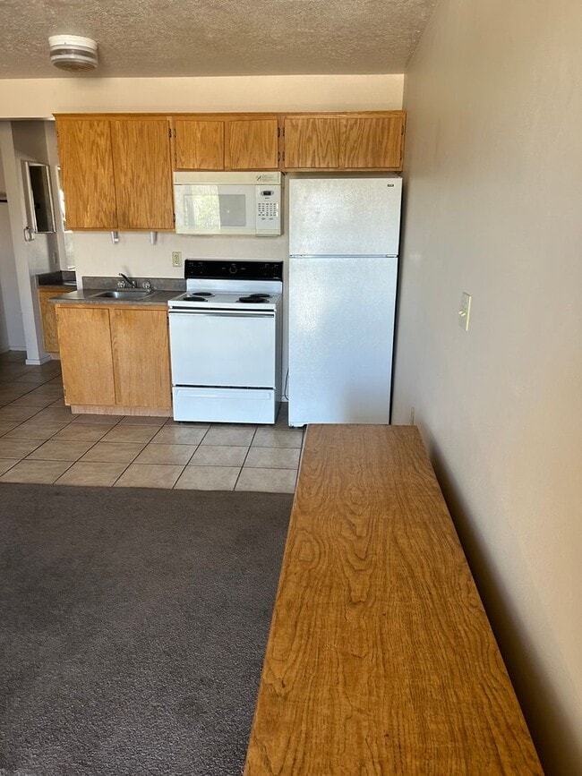 Building Photo - --Furnished Smokey Lane, Upper Level Studio--