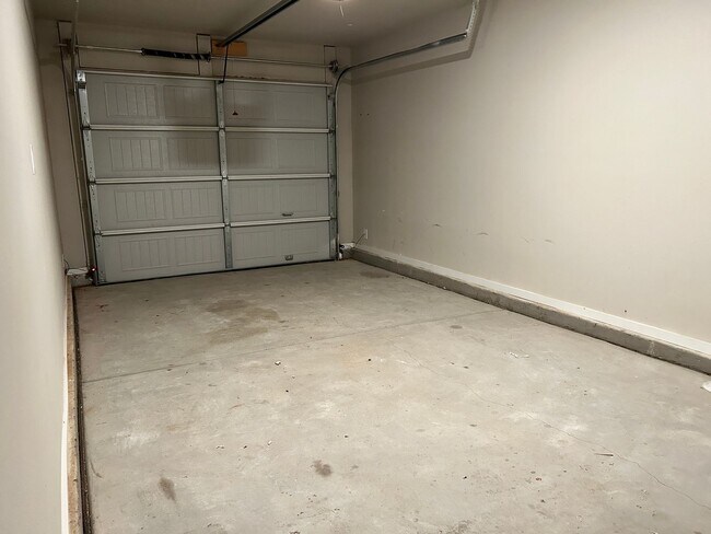 Building Photo - 3 bed 2 bath