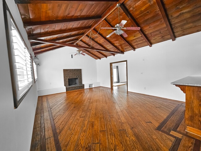 Building Photo - 2404 Foxglove Dr