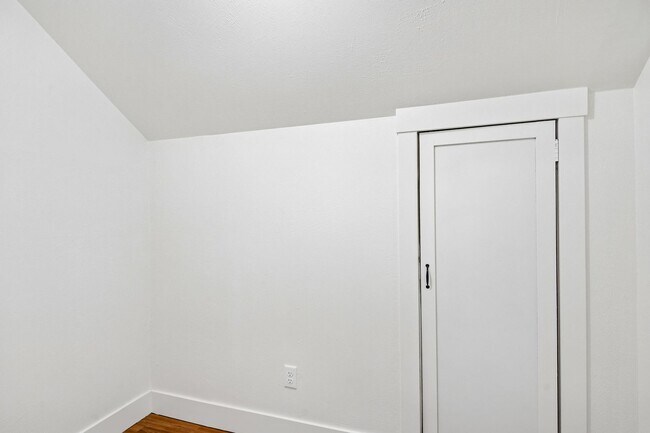 Building Photo - 131 E 70th St