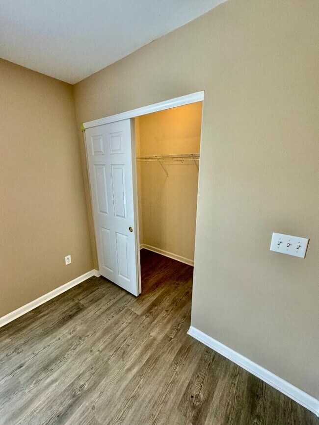Building Photo - 9 Stonefield Ln
