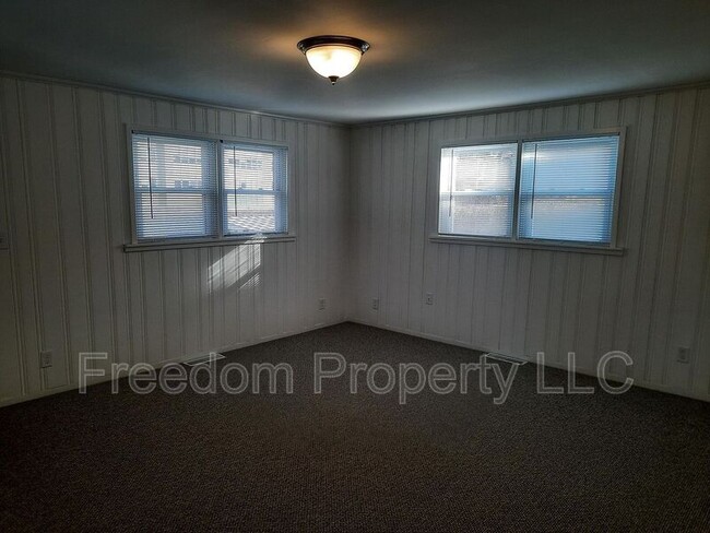 Building Photo - 38 Elmhurst Cir