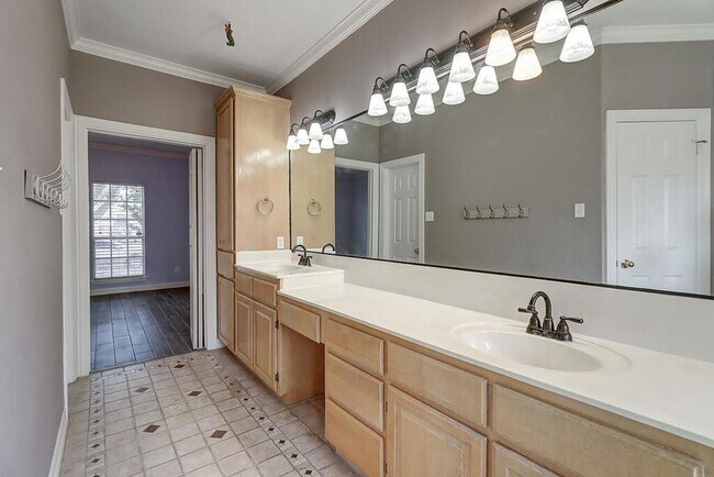 Building Photo - 7810 Duchess St