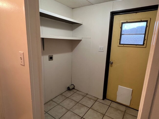 Building Photo - 3 Bed, 2 Bath, Detached Building on 10 Acres!