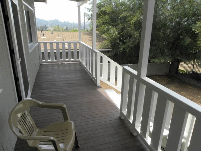 Building Photo - 324 Vista Pl