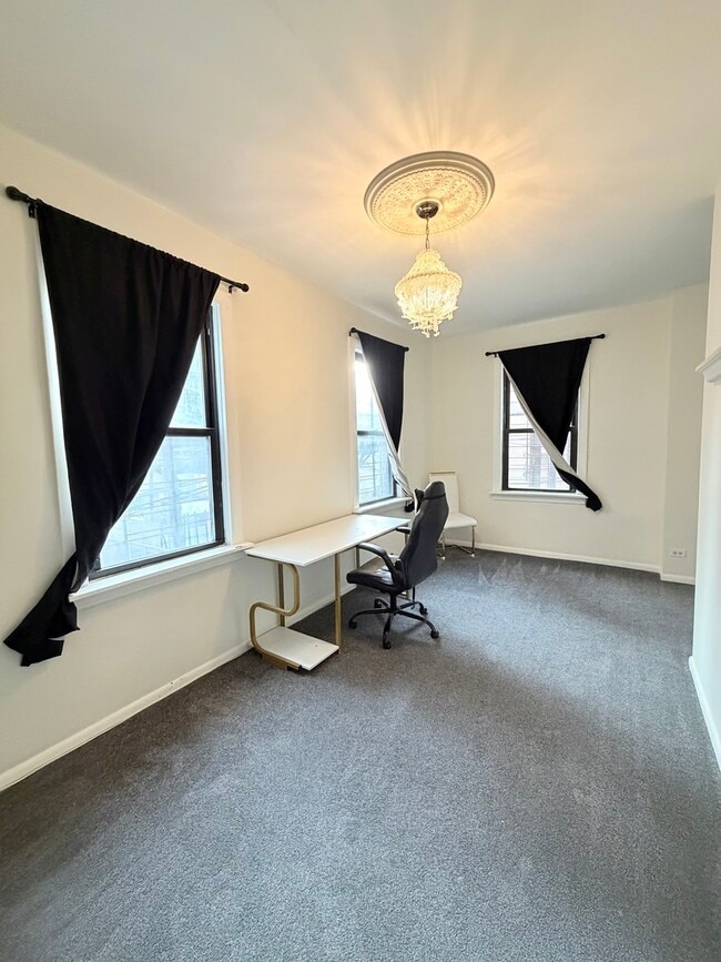 Building Photo - 642 N Dearborn St