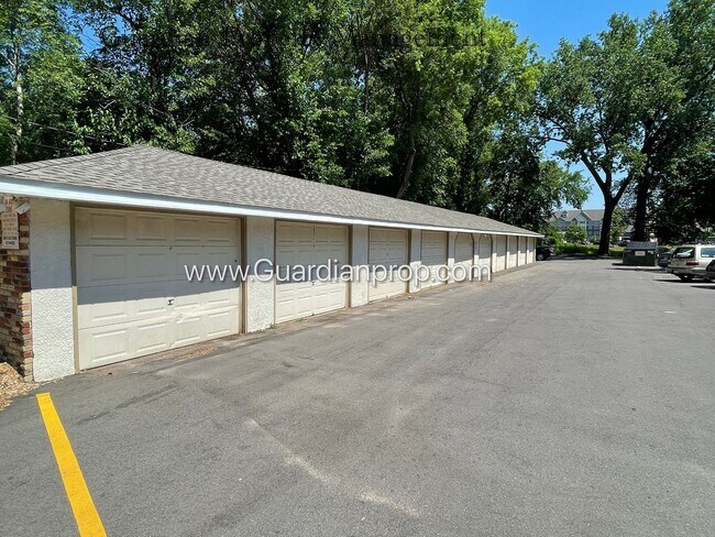 Building Photo - Top Floor w/Balcony, Excellent Condition, ...