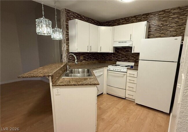 Building Photo - 460 Elm Dr