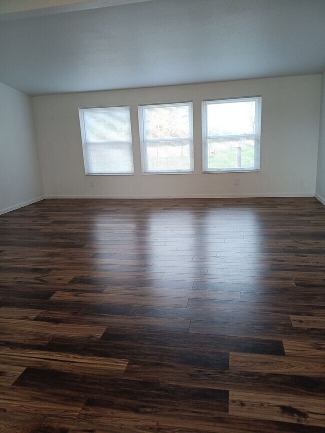 Building Photo - Country Living In The Independence Area Is...