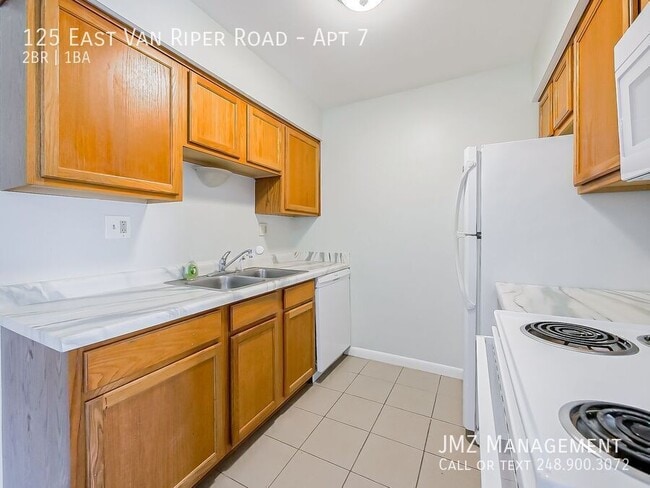 Building Photo - 125 E Van Riper Rd