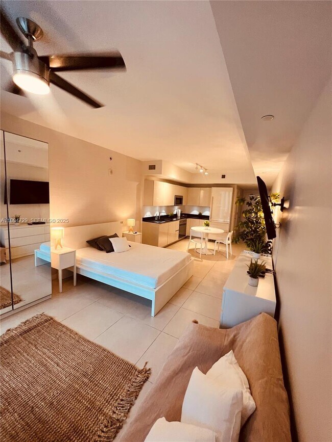 Building Photo - 1010 Brickell Ave