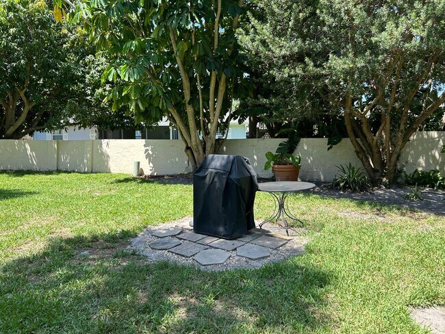 Building Photo - Updated 1 Bed/1.5 Bath Near the Beach! Great Amenities