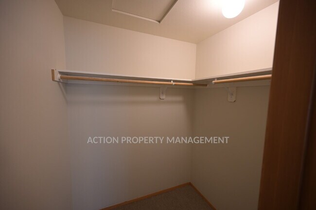 Building Photo - 2 bed 1 bath, top floor apartment in Port Angeles, close to Peninsula College and the Olympic Nat...