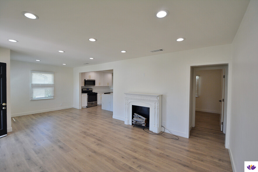 Building Photo - 16901 Hart St