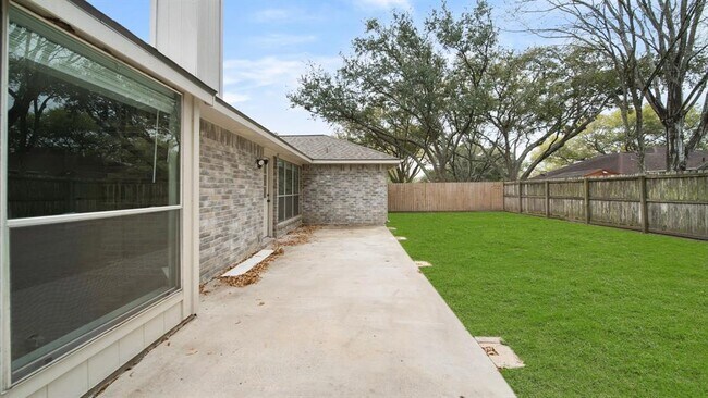Building Photo - 2121 Aberdeen Dr
