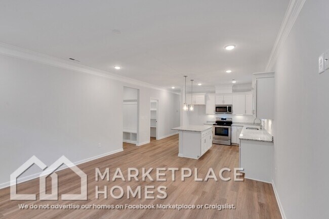 Building Photo - 3910 Standish Dr