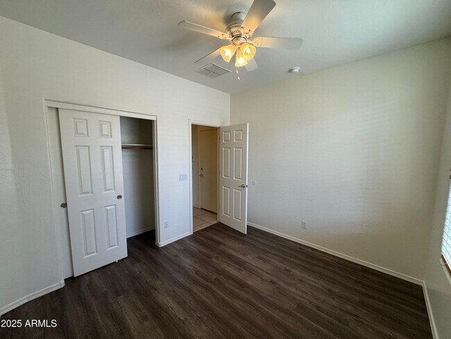 Building Photo - 3323 E Roadrunner Dr