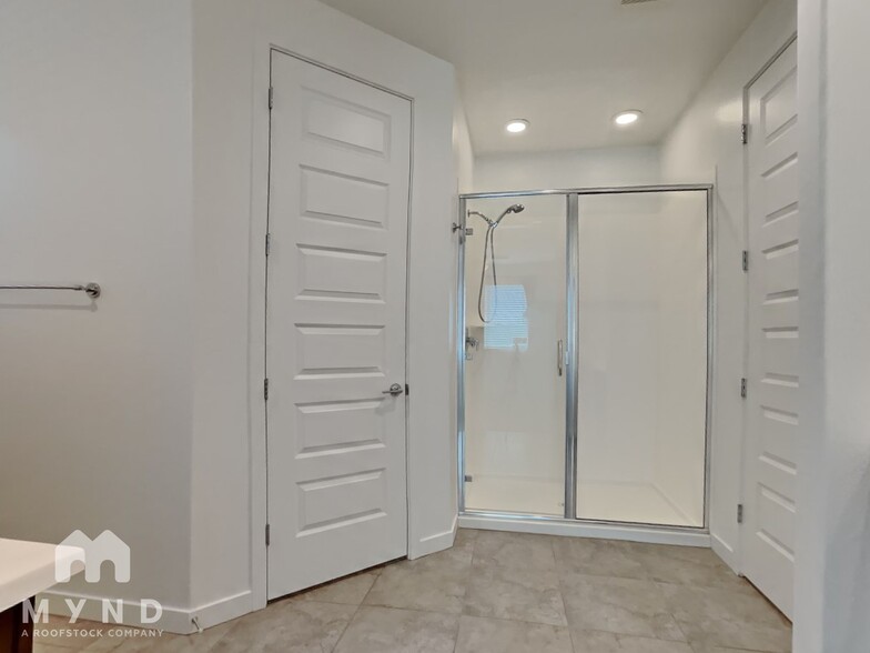 Building Photo - 17027 W Echo Ln