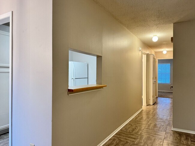 Building Photo - 400 South Town #105 - 2 bedroom Condo